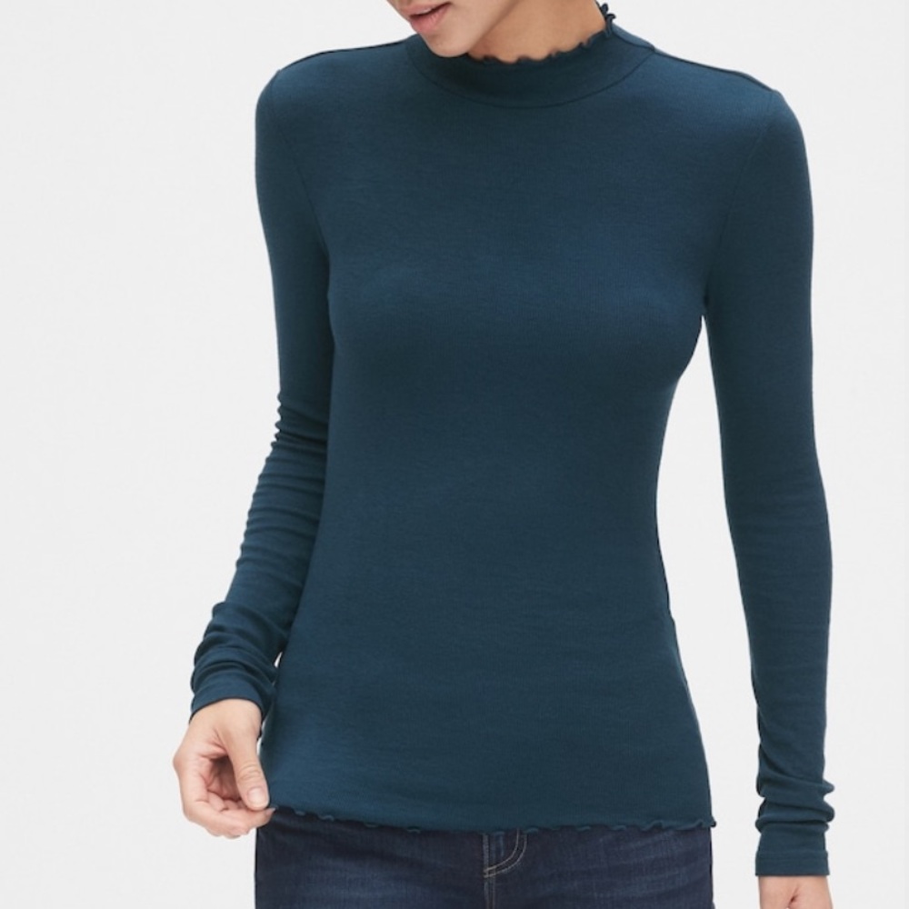 NWT Gap Lettuce Edge Top